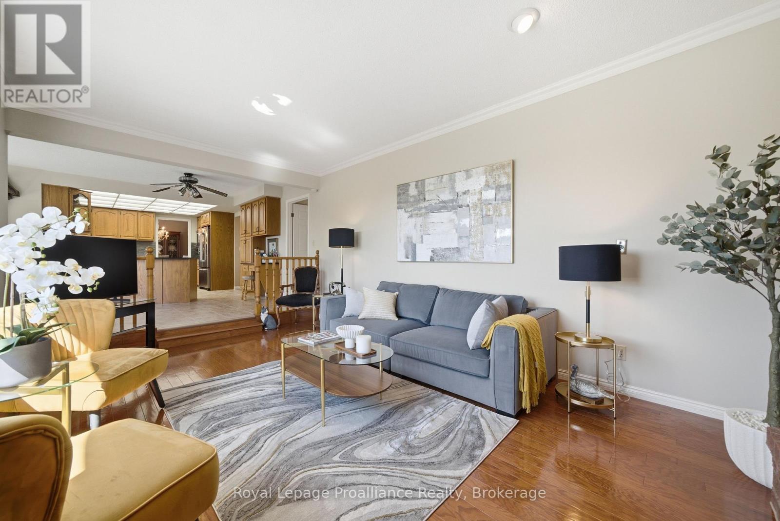 261 DUNDAS STREET W - 19