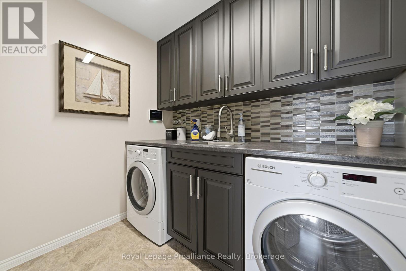 261 DUNDAS STREET W - 18