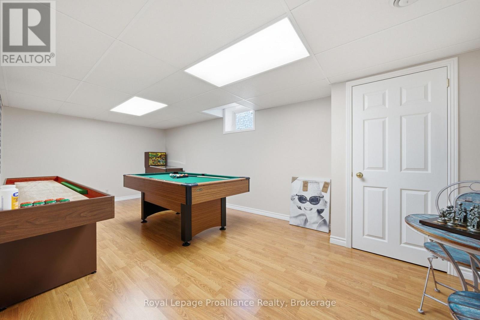 261 DUNDAS STREET W - 34