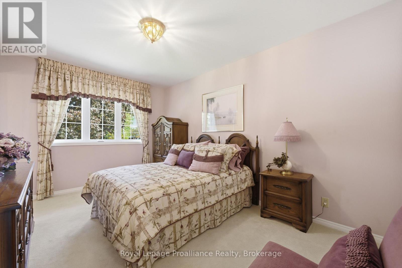 261 DUNDAS STREET W - 26