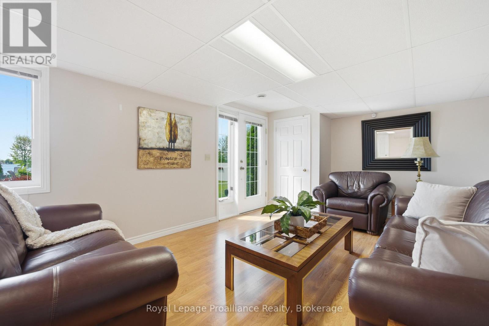 261 DUNDAS STREET W - 31