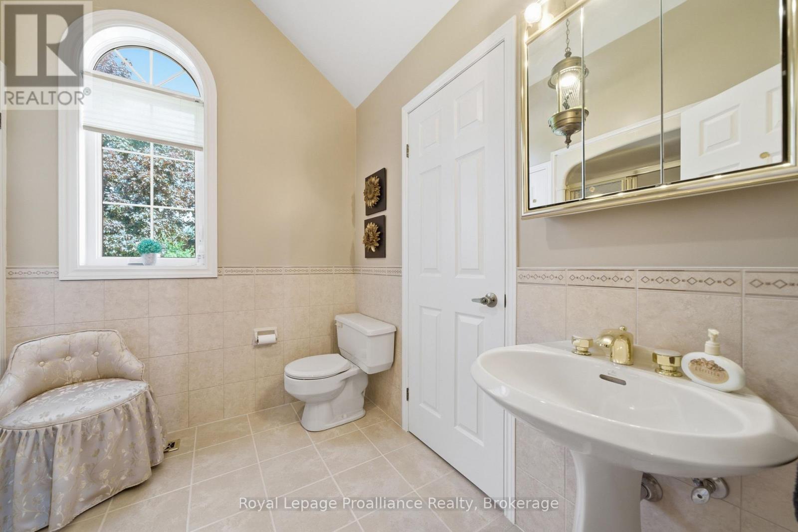 261 DUNDAS STREET W - 29