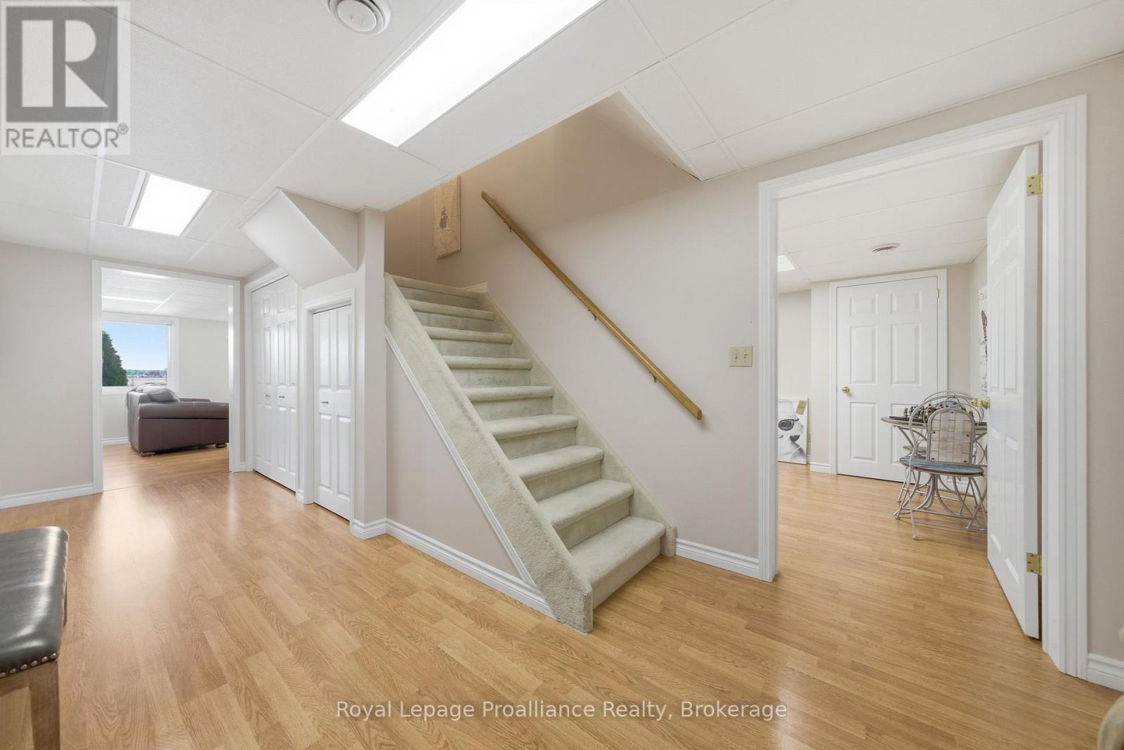 261 DUNDAS STREET W - 30