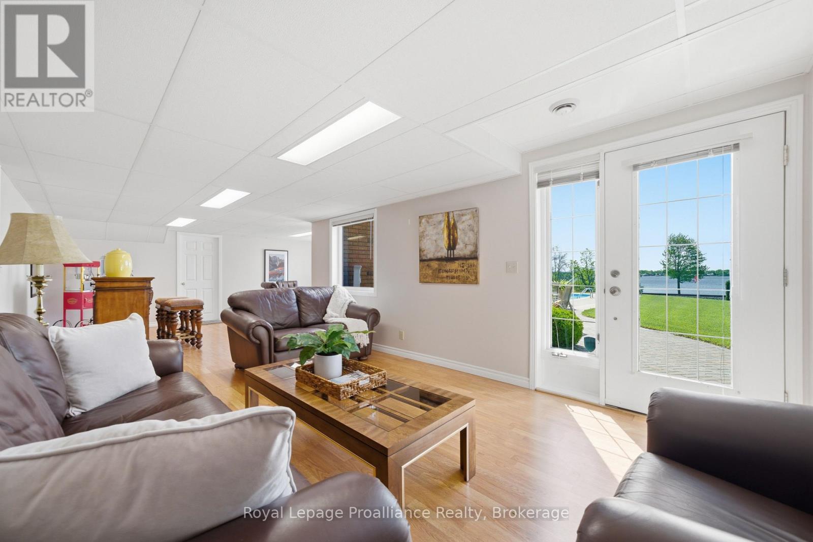 261 DUNDAS STREET W - 32