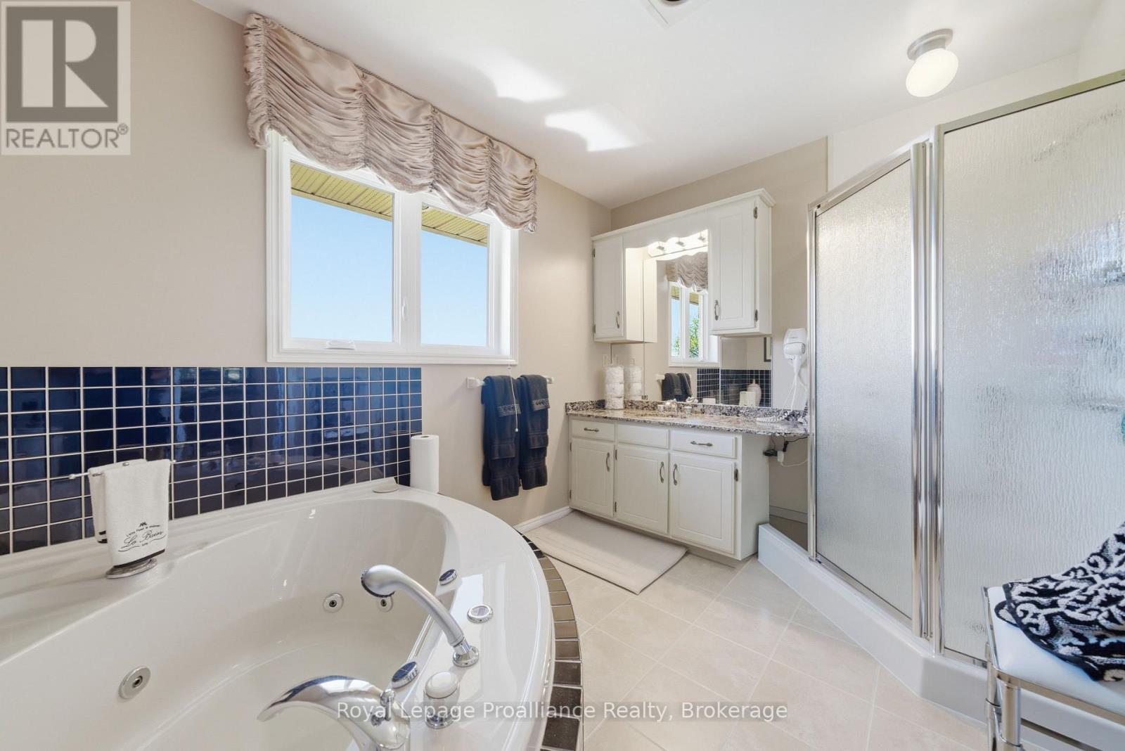 261 DUNDAS STREET W - 28