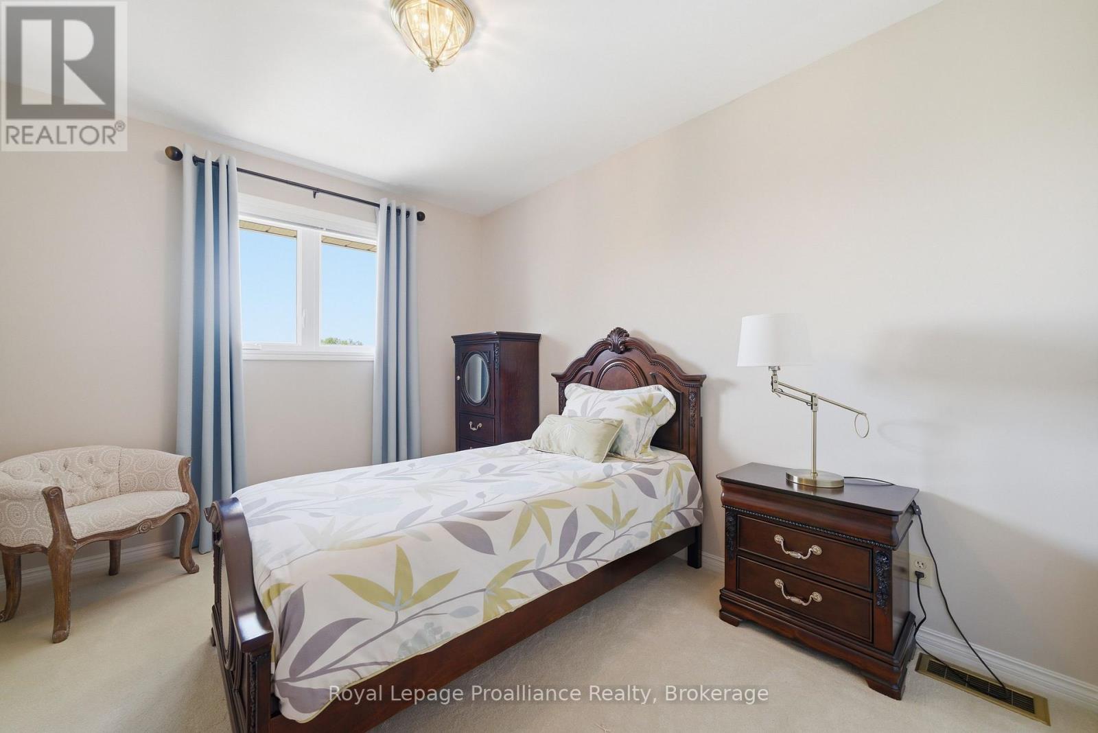 261 DUNDAS STREET W - 27