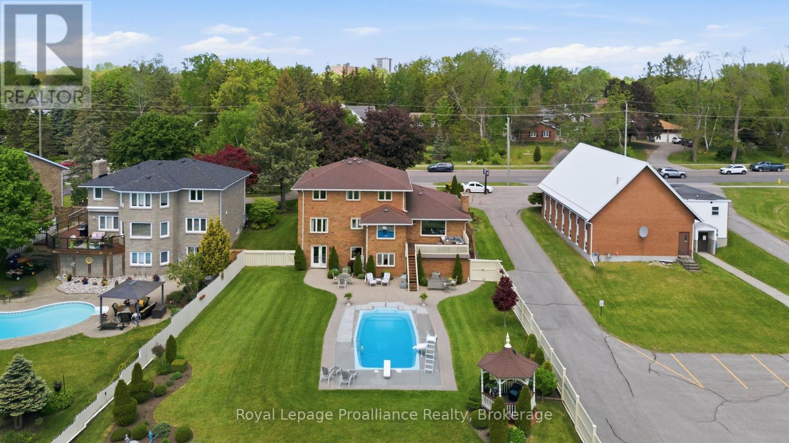 261 DUNDAS STREET W - 35