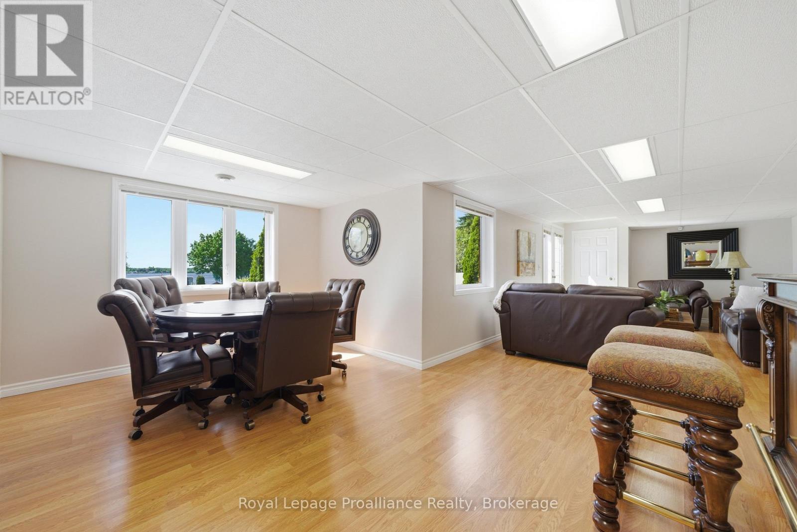 261 DUNDAS STREET W - 33