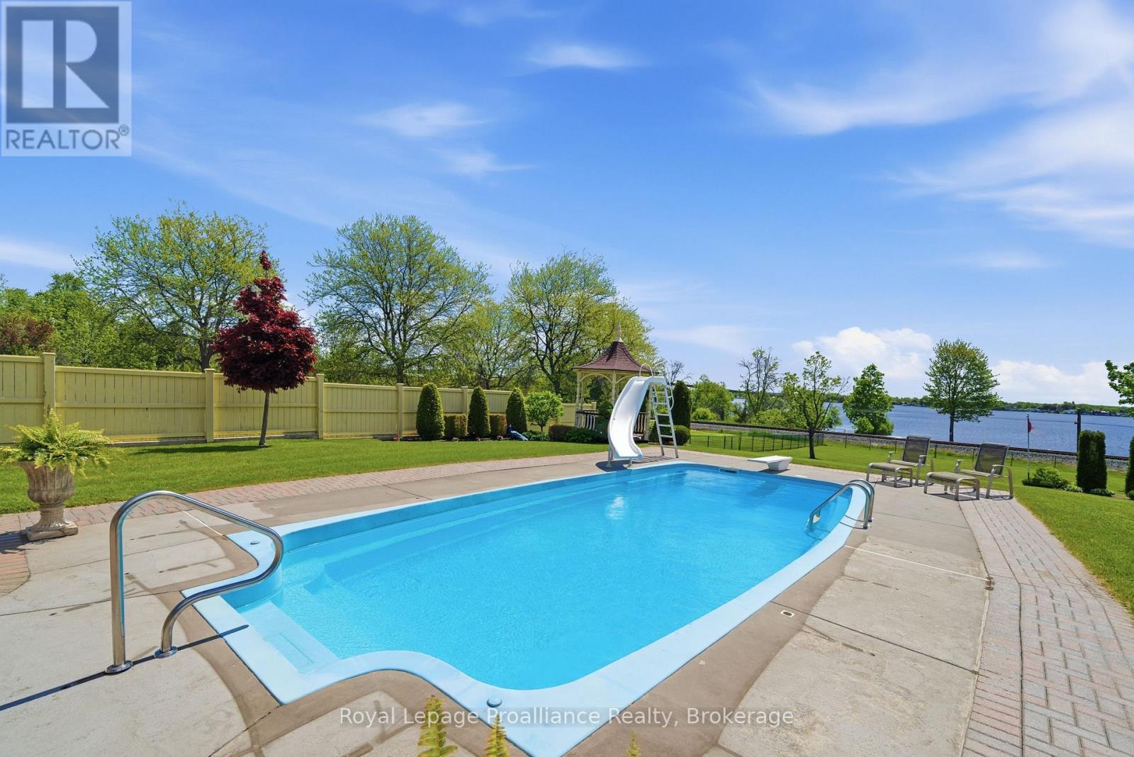 261 DUNDAS STREET W - 39