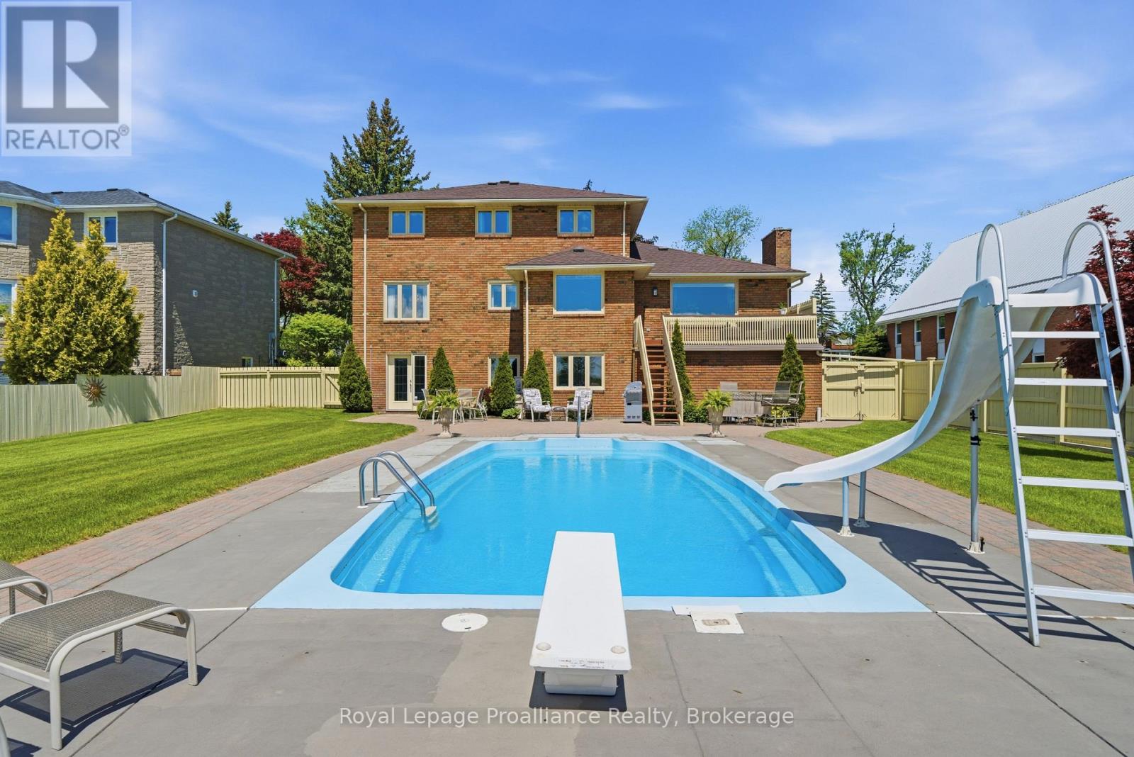 261 DUNDAS STREET W - 42