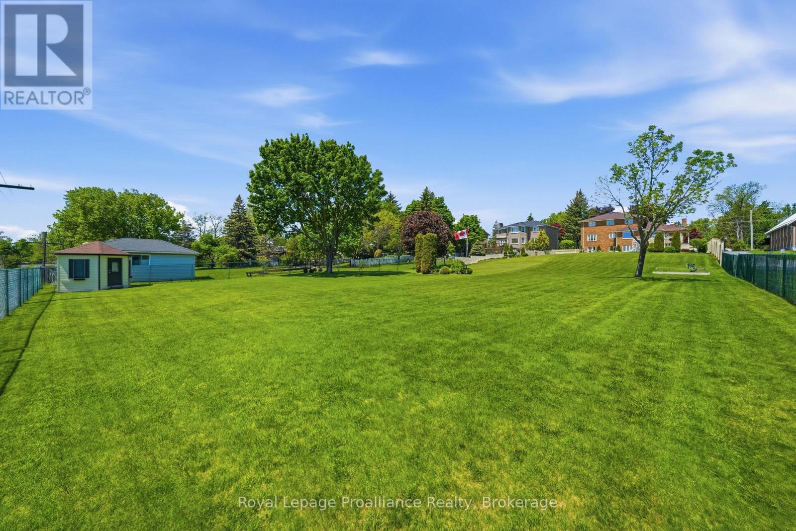 261 DUNDAS STREET W - 43