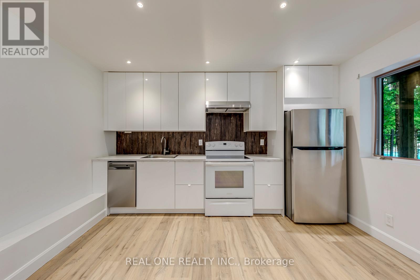1443 BAYSHIRE DRIVE - 35