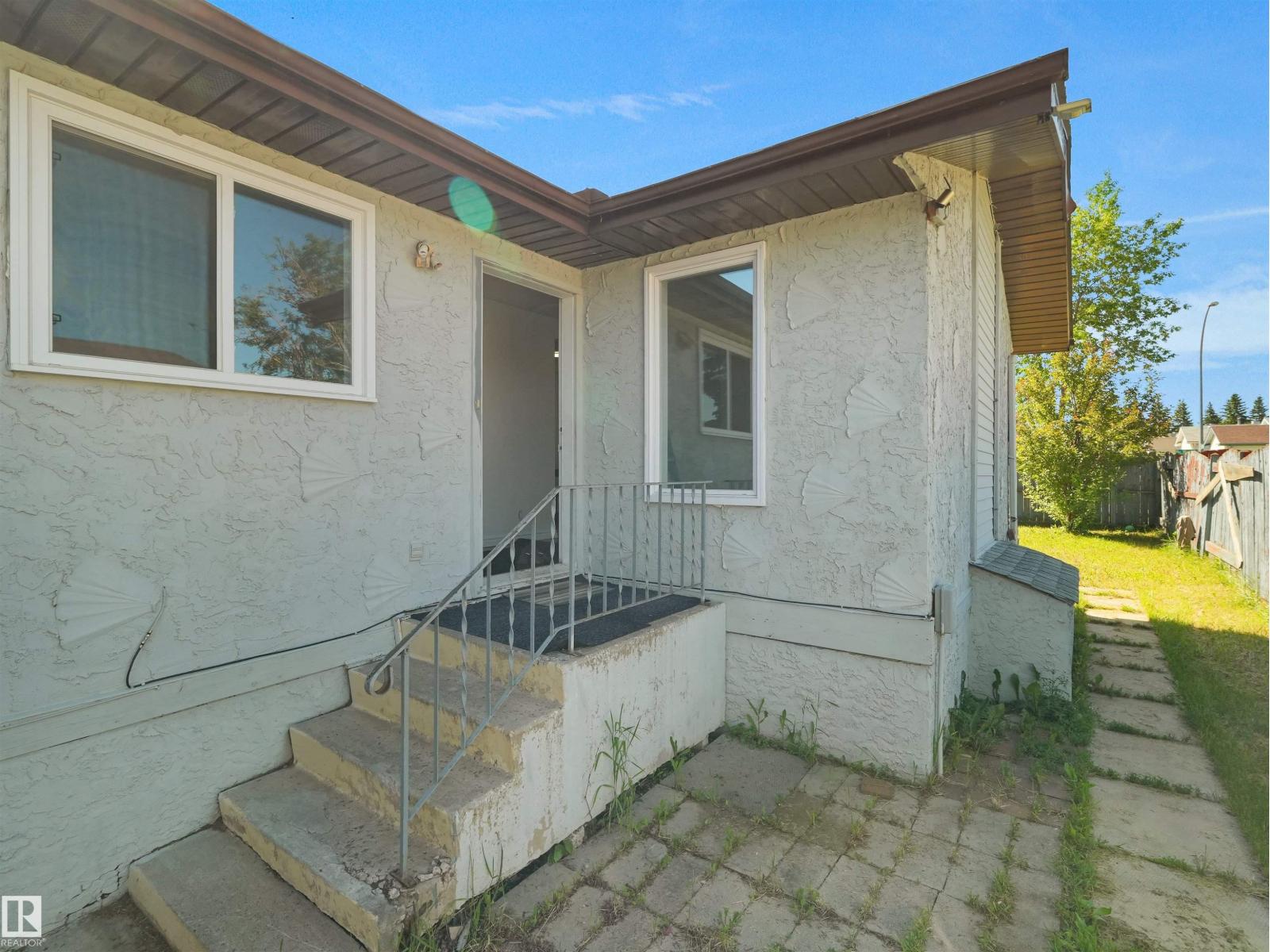 4827 17 AV NW - 11