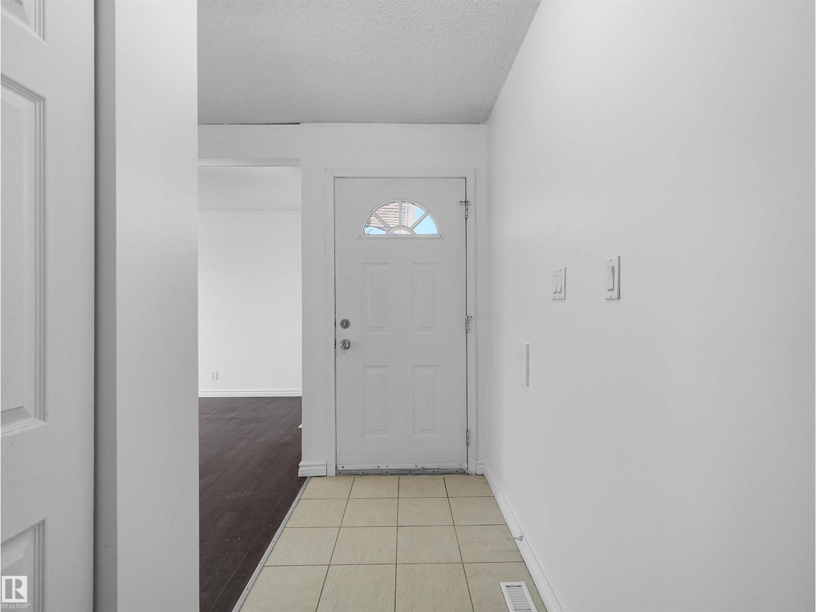 4827 17 AV NW - 16