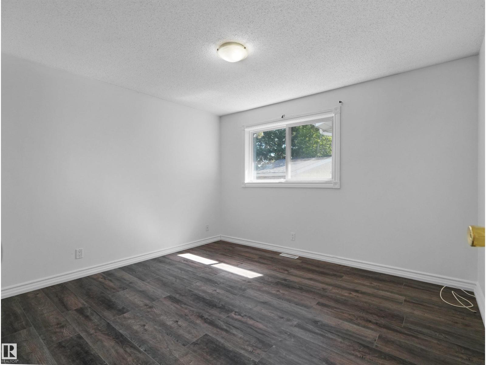 4827 17 AV NW - 32