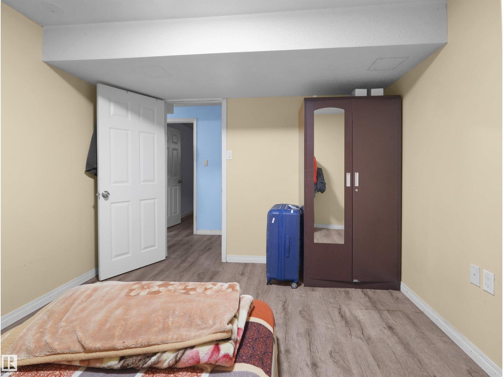 4827 17 AV NW - 47