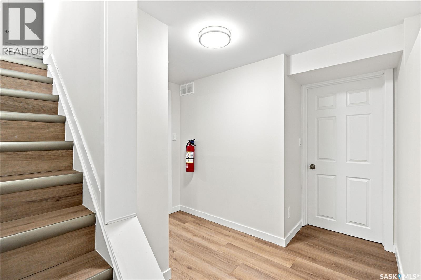 2118 Clarence AVENUE S — photo 23
