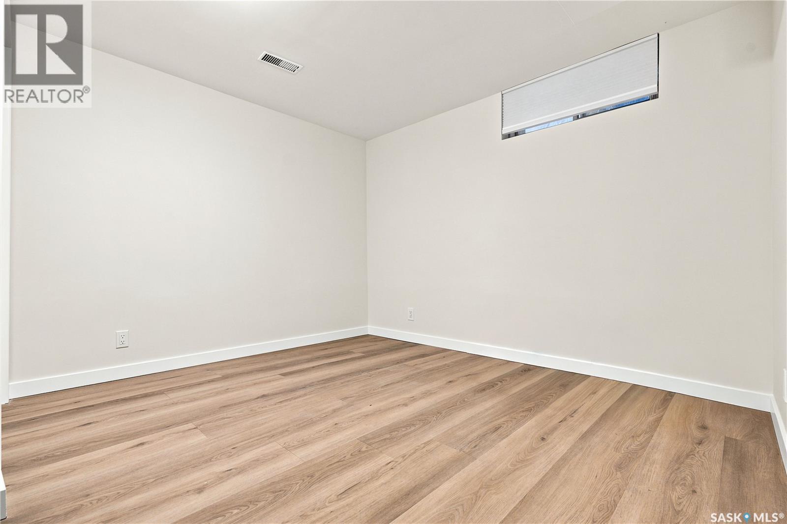 2118 Clarence AVENUE S — photo 33