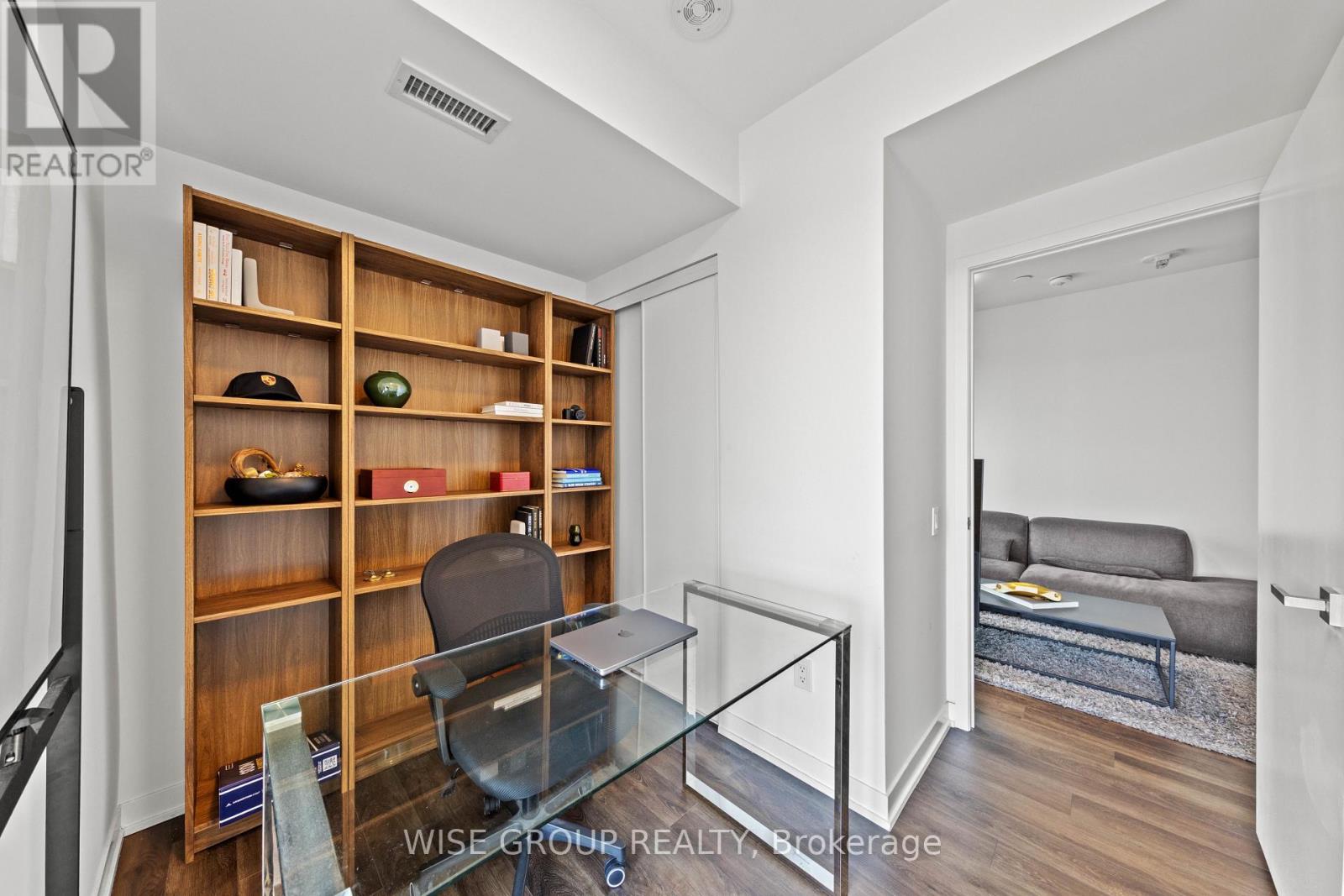 #915 500 WILSON AVENUE - Image 12