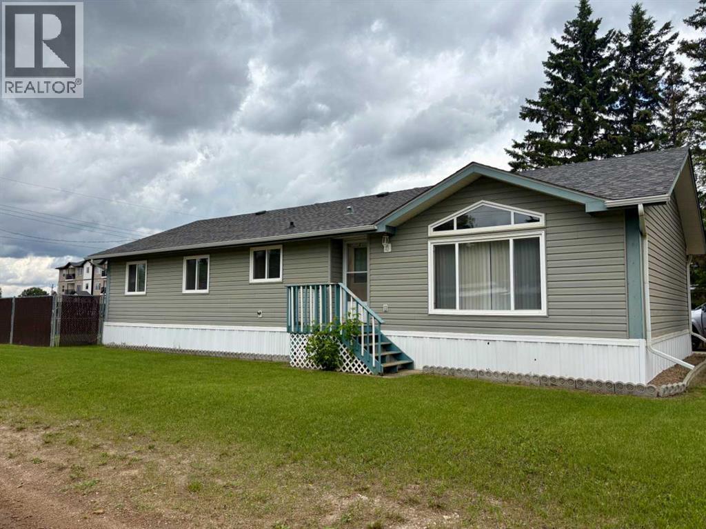 5014 45 Avenue - 1