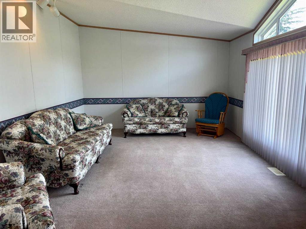 5014 45 Avenue - 11