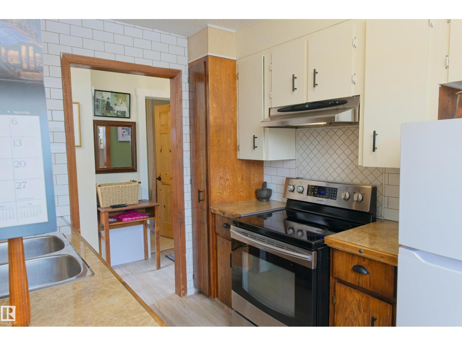 5212 43 Street - 12
