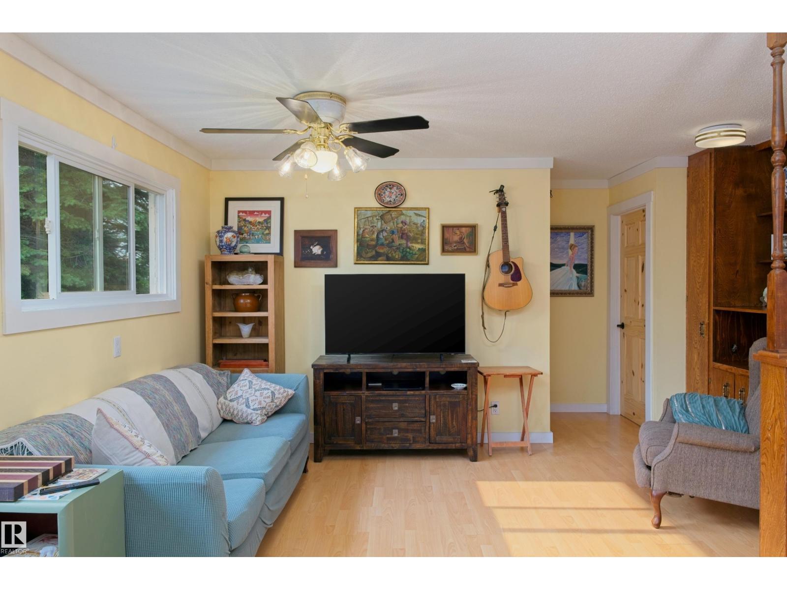 5212 43 Street - 8