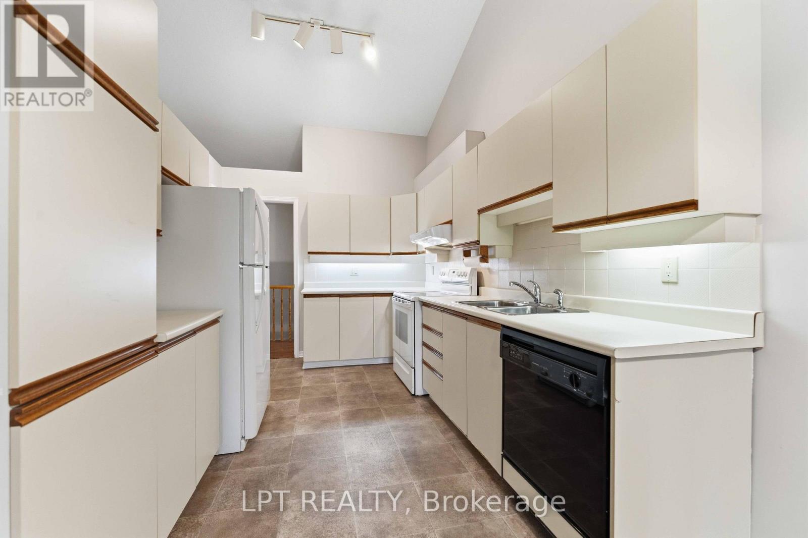 #40 24 GRAND CEDAR COURT - 10