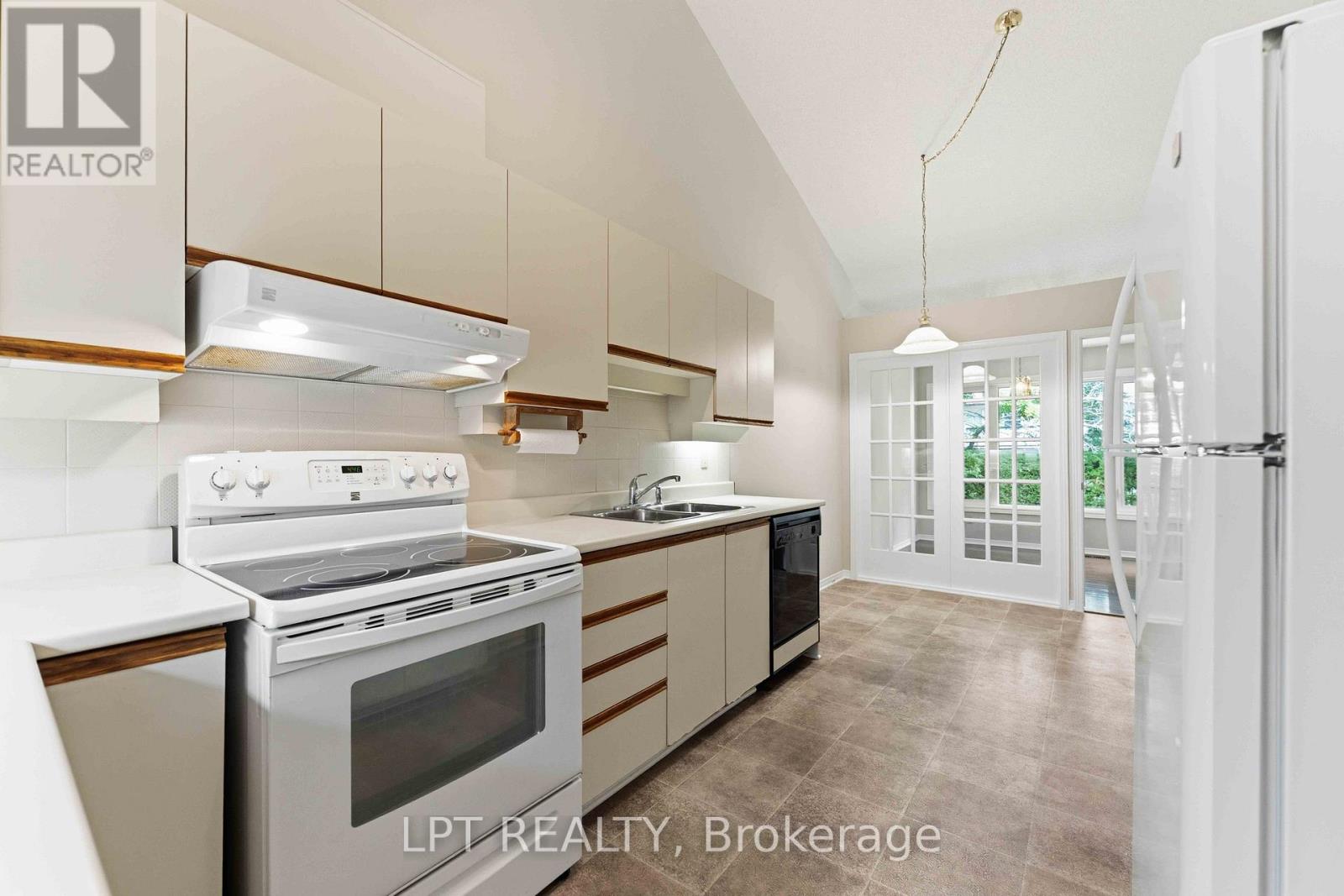 #40 24 GRAND CEDAR COURT - 11