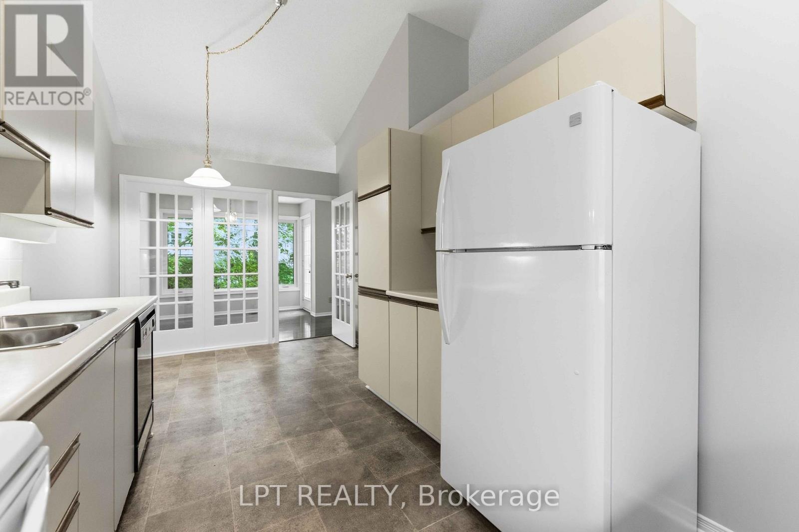#40 24 GRAND CEDAR COURT - 12