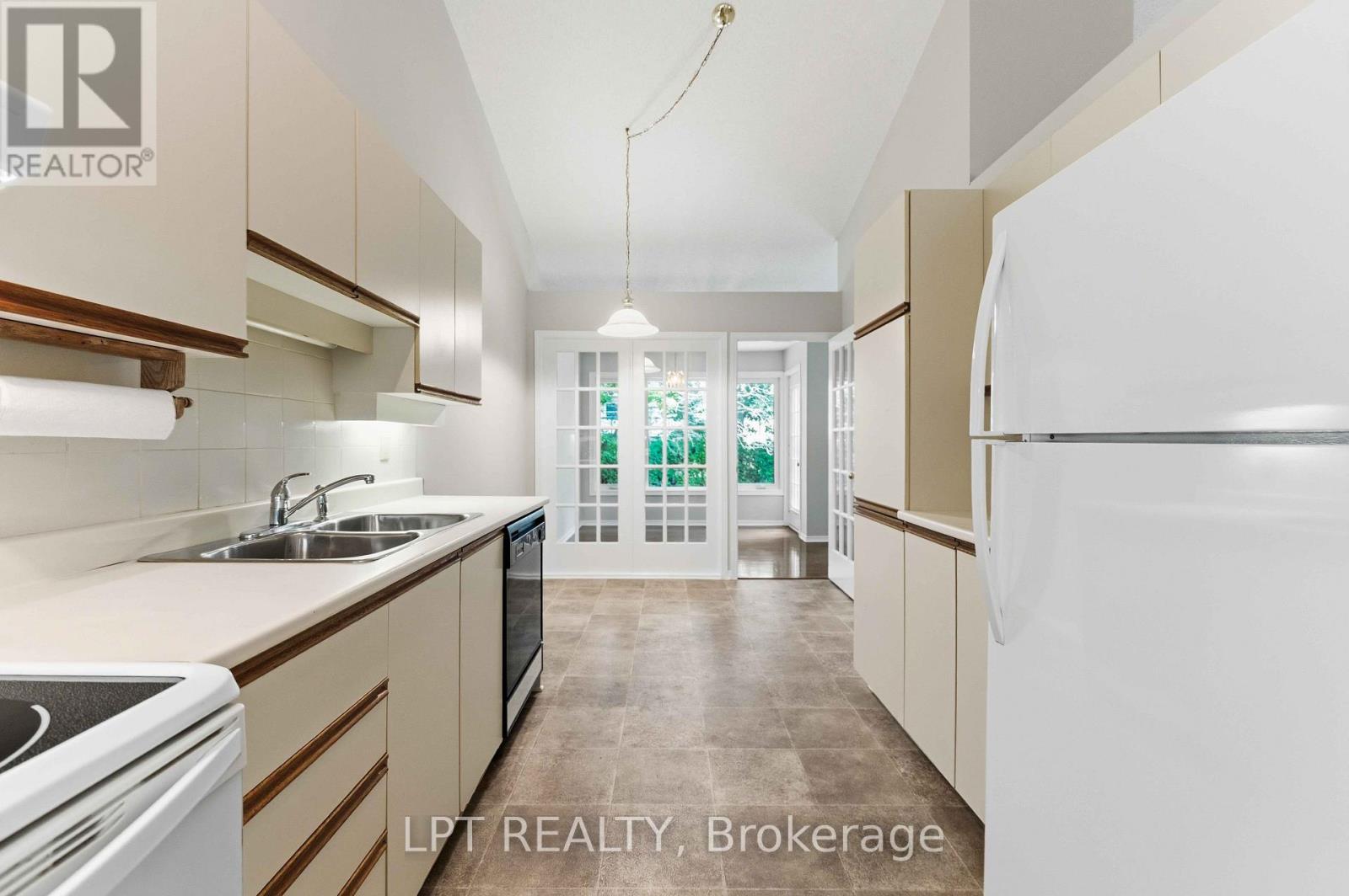 #40 24 GRAND CEDAR COURT - 13