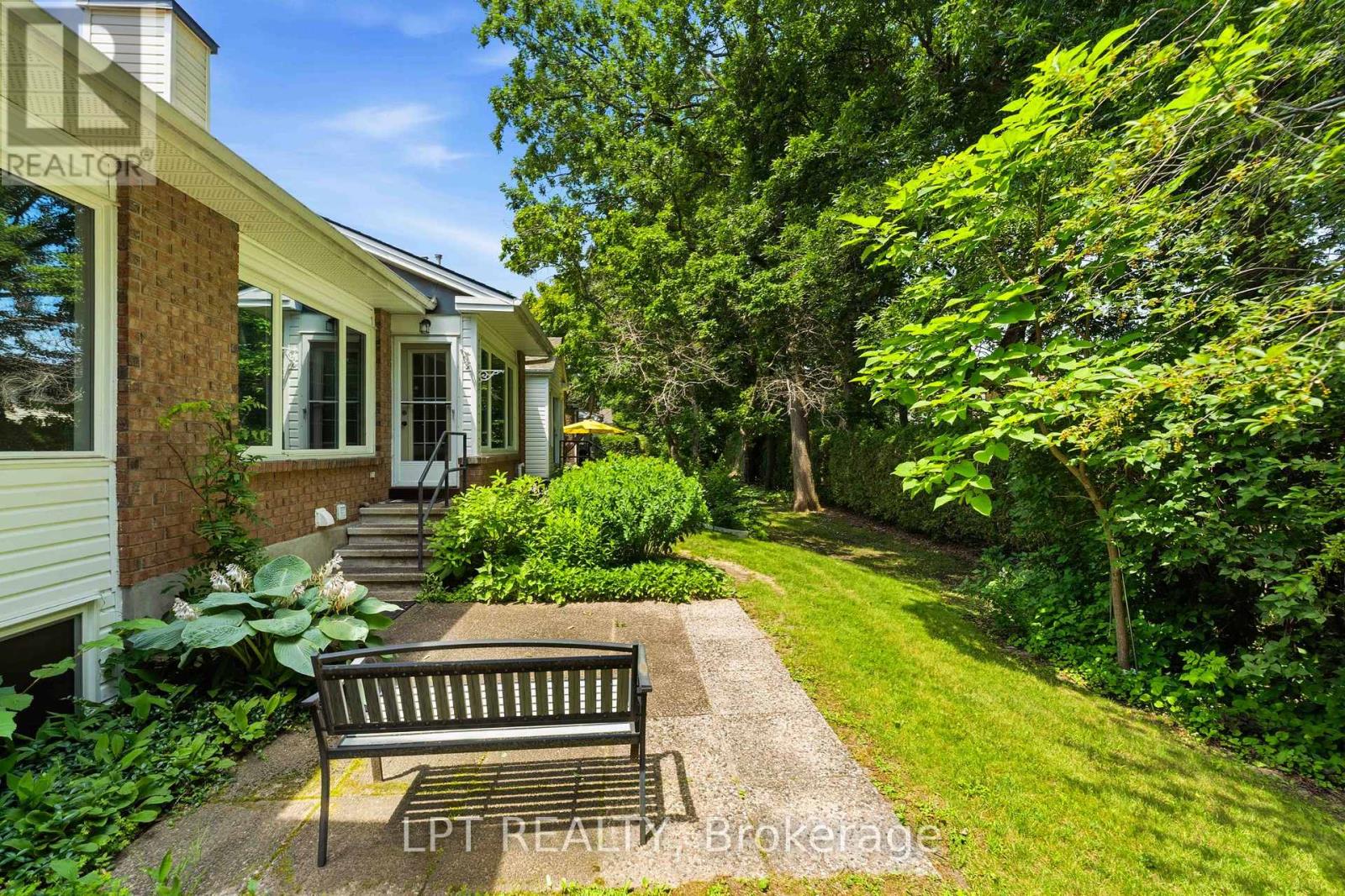 #40 24 GRAND CEDAR COURT - 26