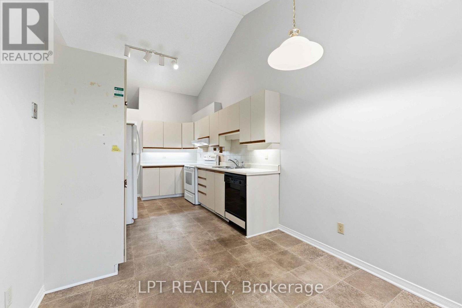 #40 24 GRAND CEDAR COURT - 9