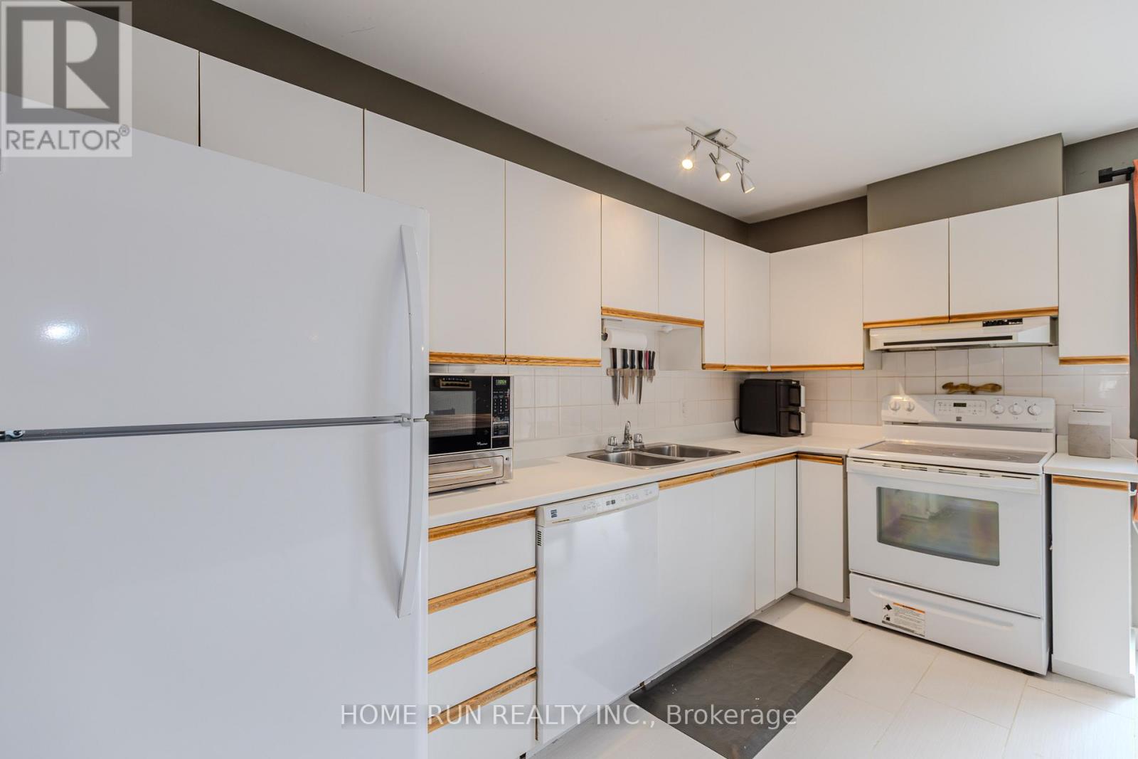 #24 2828 RICHMOND ROAD - 23