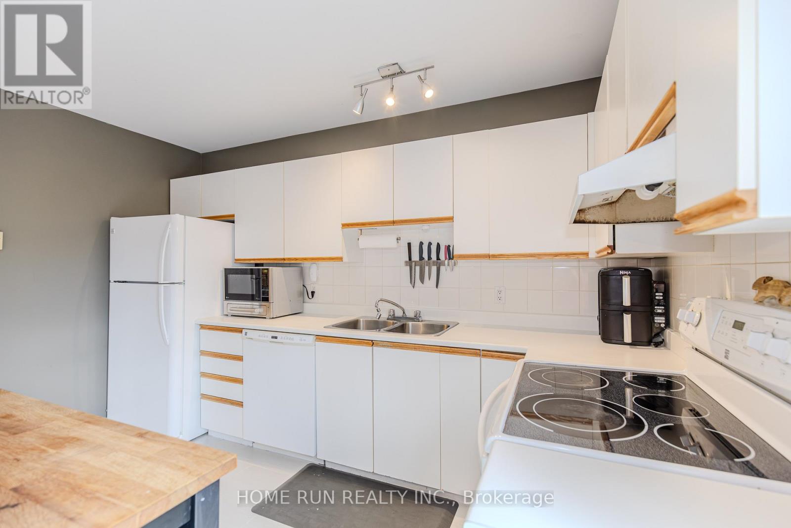 #24 2828 RICHMOND ROAD - 26