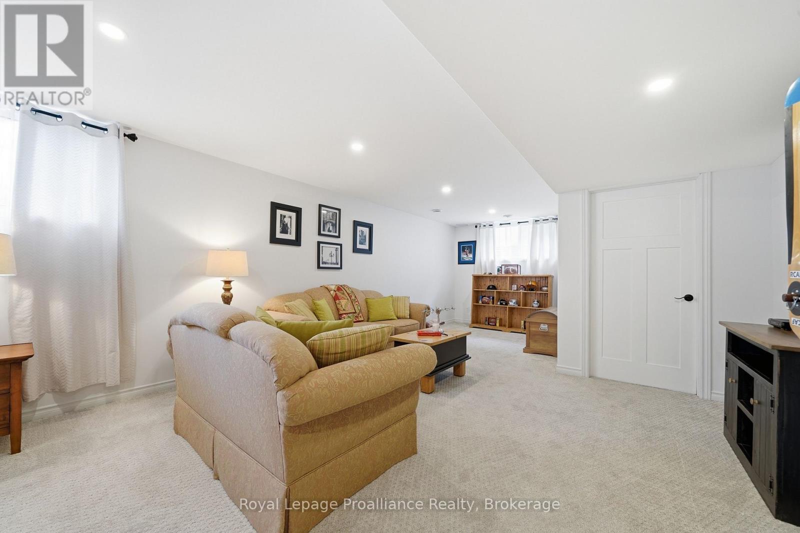 38 REDWOOD DRIVE - 31