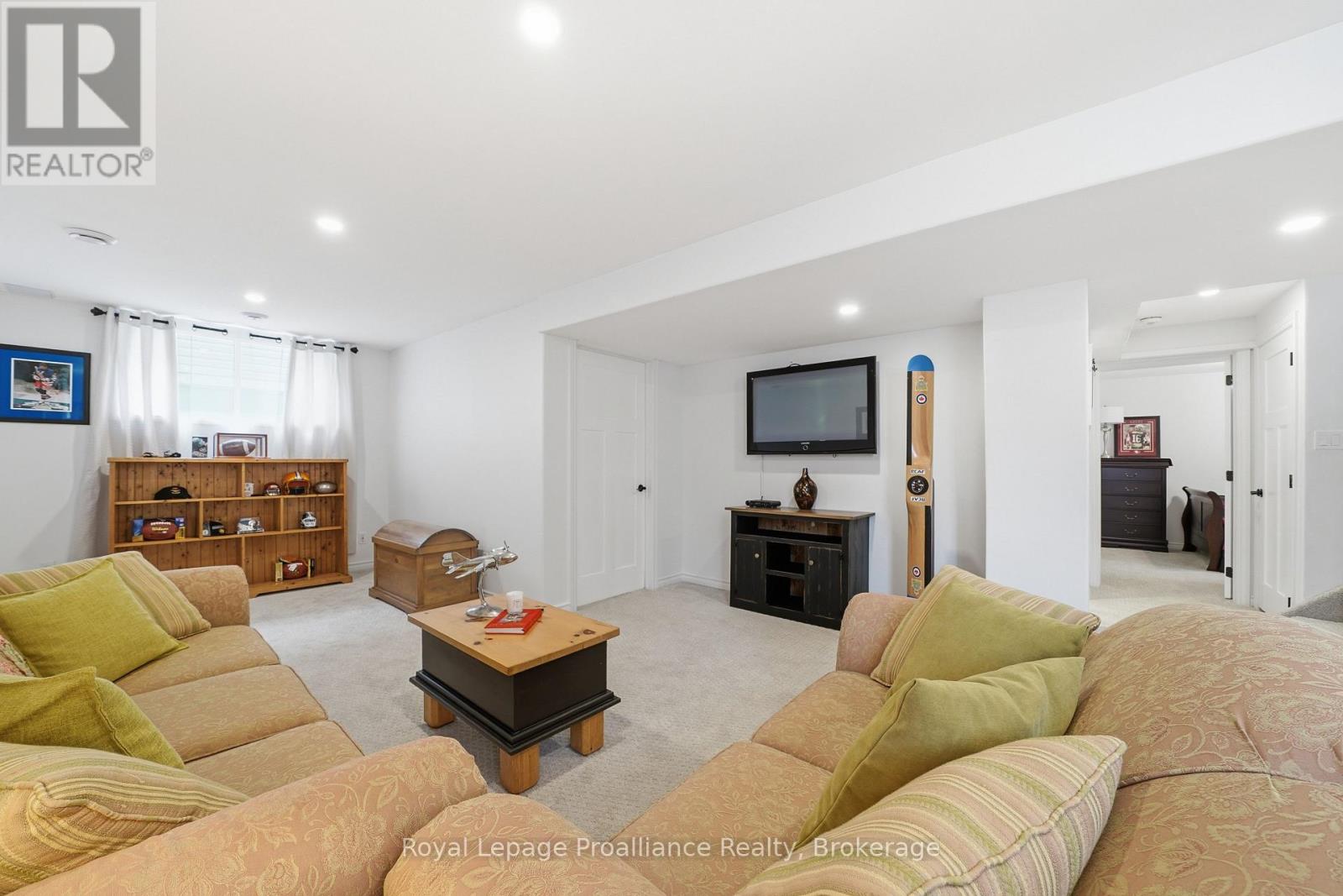 38 REDWOOD DRIVE - 32
