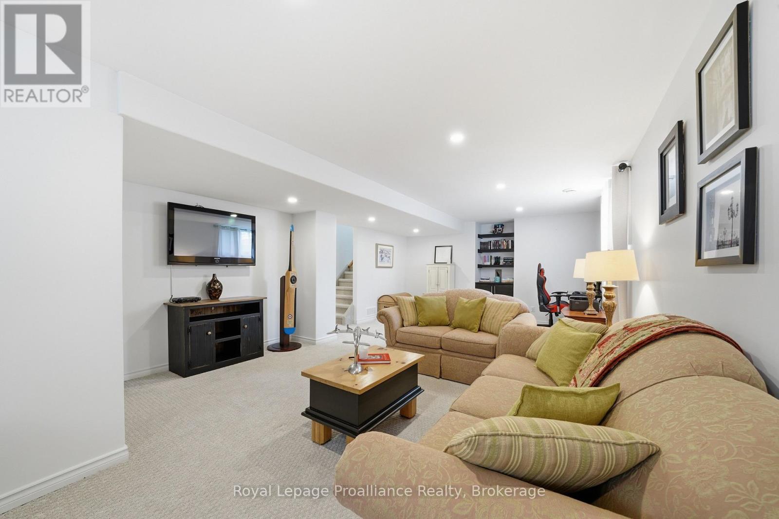 38 REDWOOD DRIVE - 33
