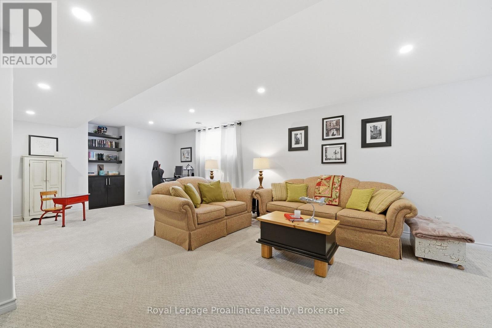 38 REDWOOD DRIVE - 34