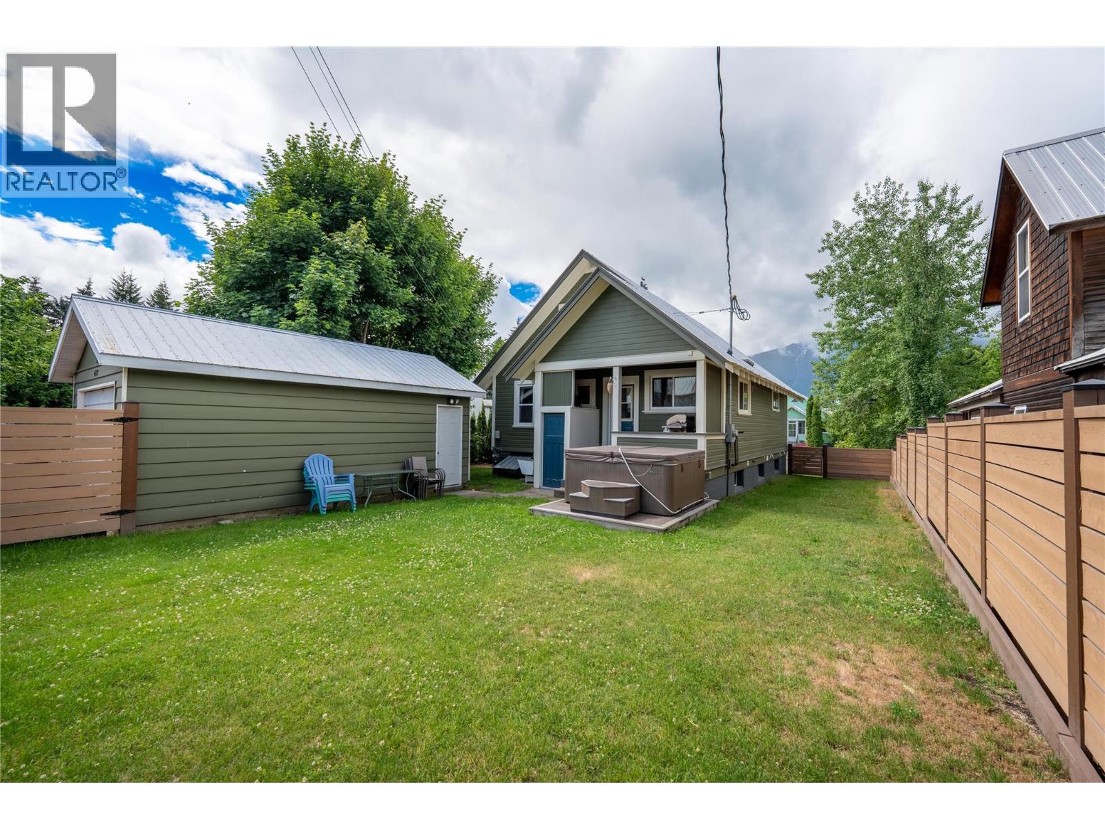 412 Third Street E, Revelstoke