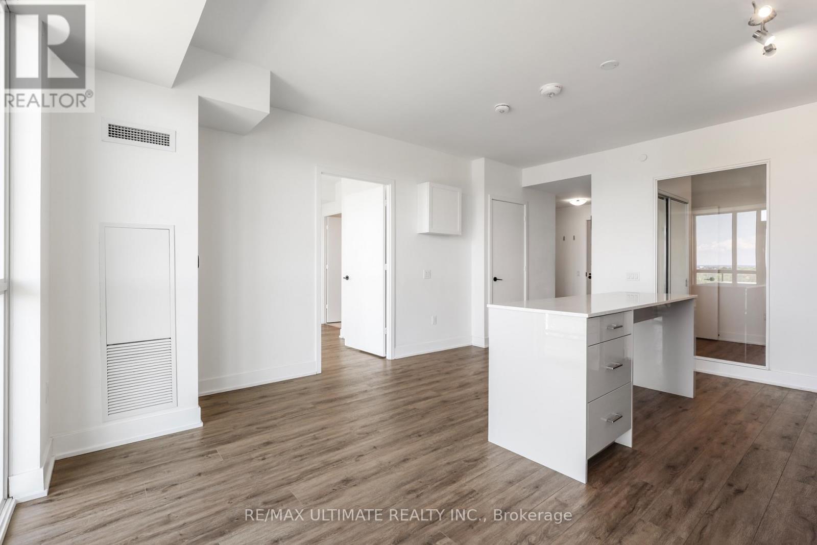 #906 50 GEORGE BUTCHART DRIVE - 11