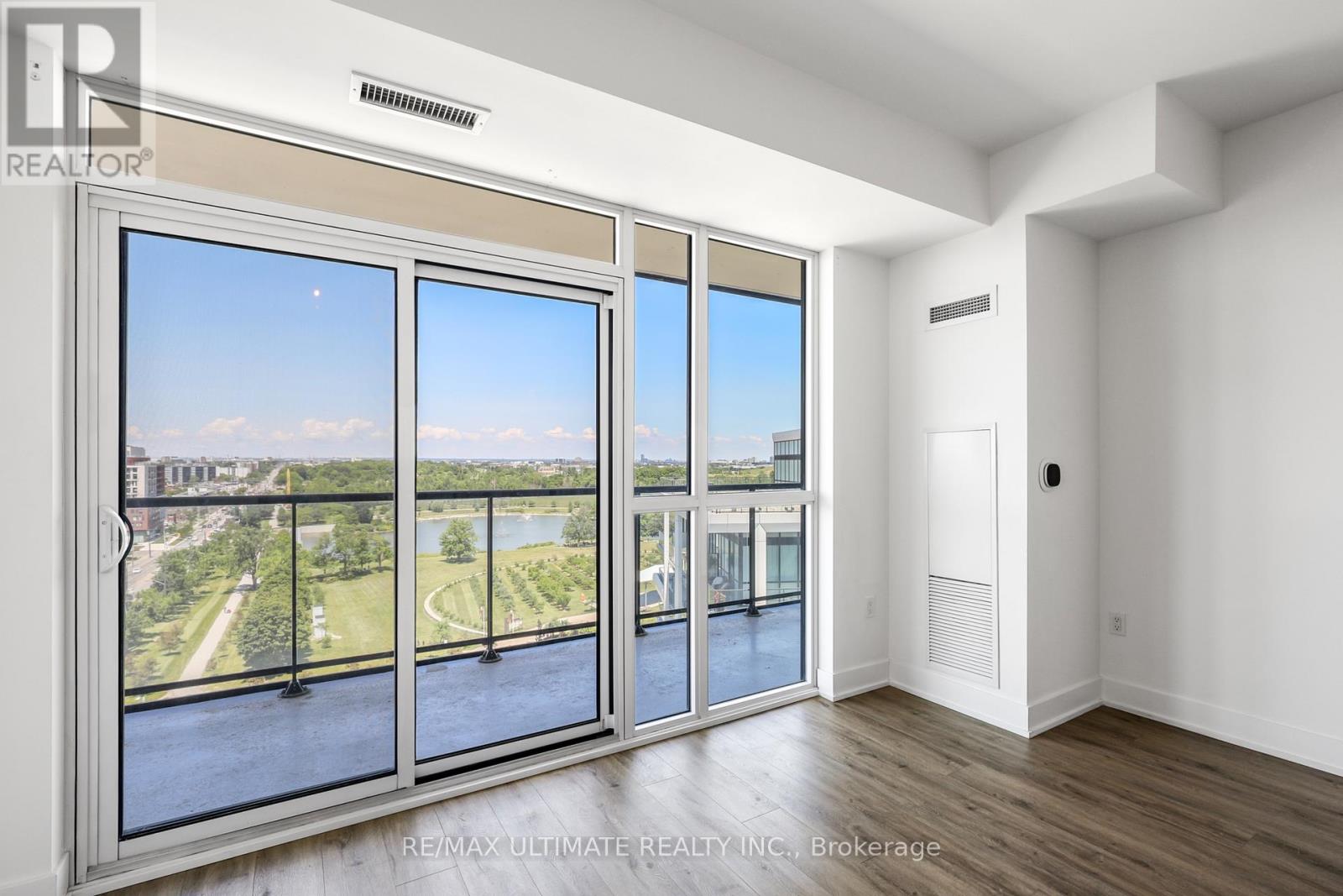 #906 50 GEORGE BUTCHART DRIVE - 13
