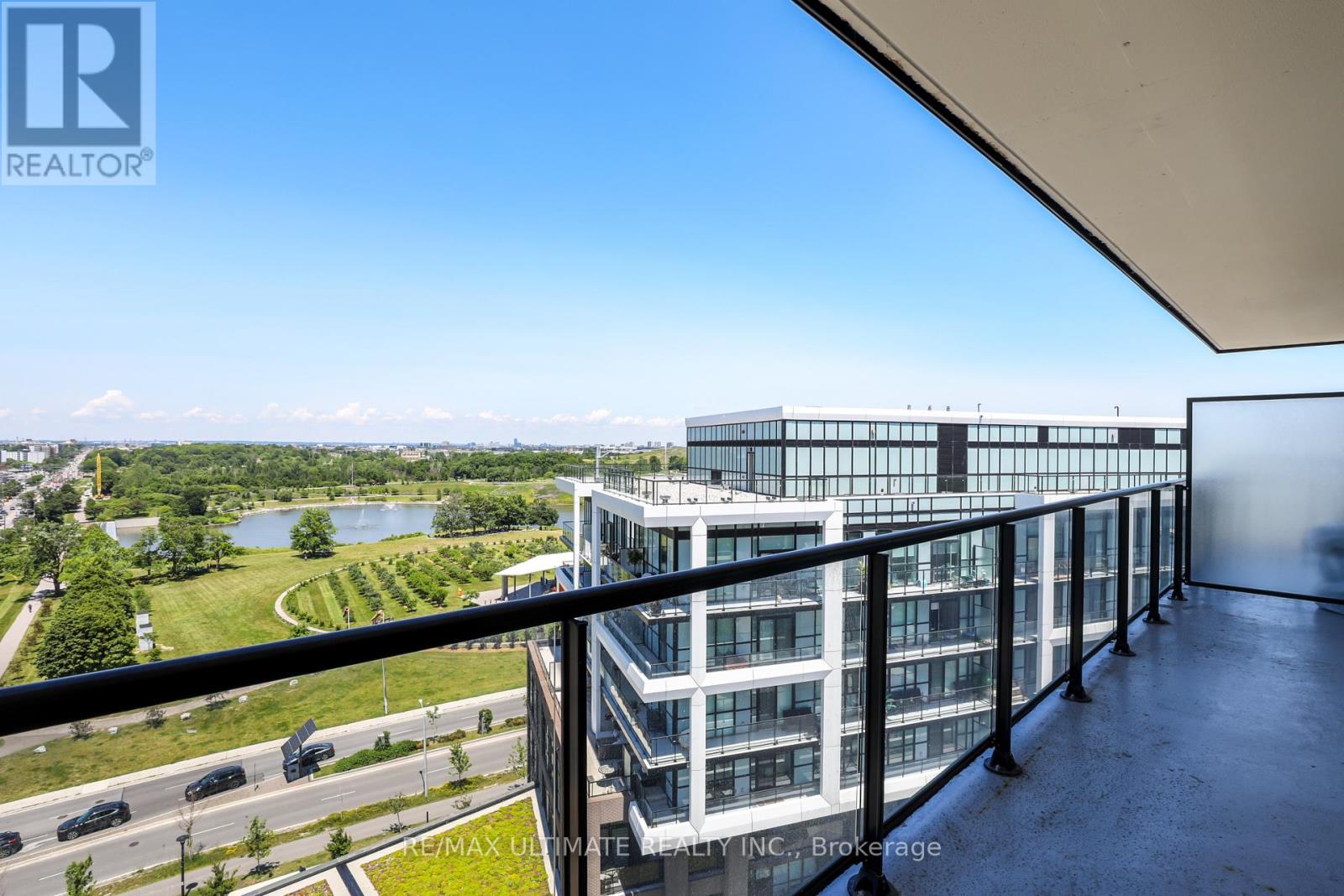 #906 50 GEORGE BUTCHART DRIVE - 26