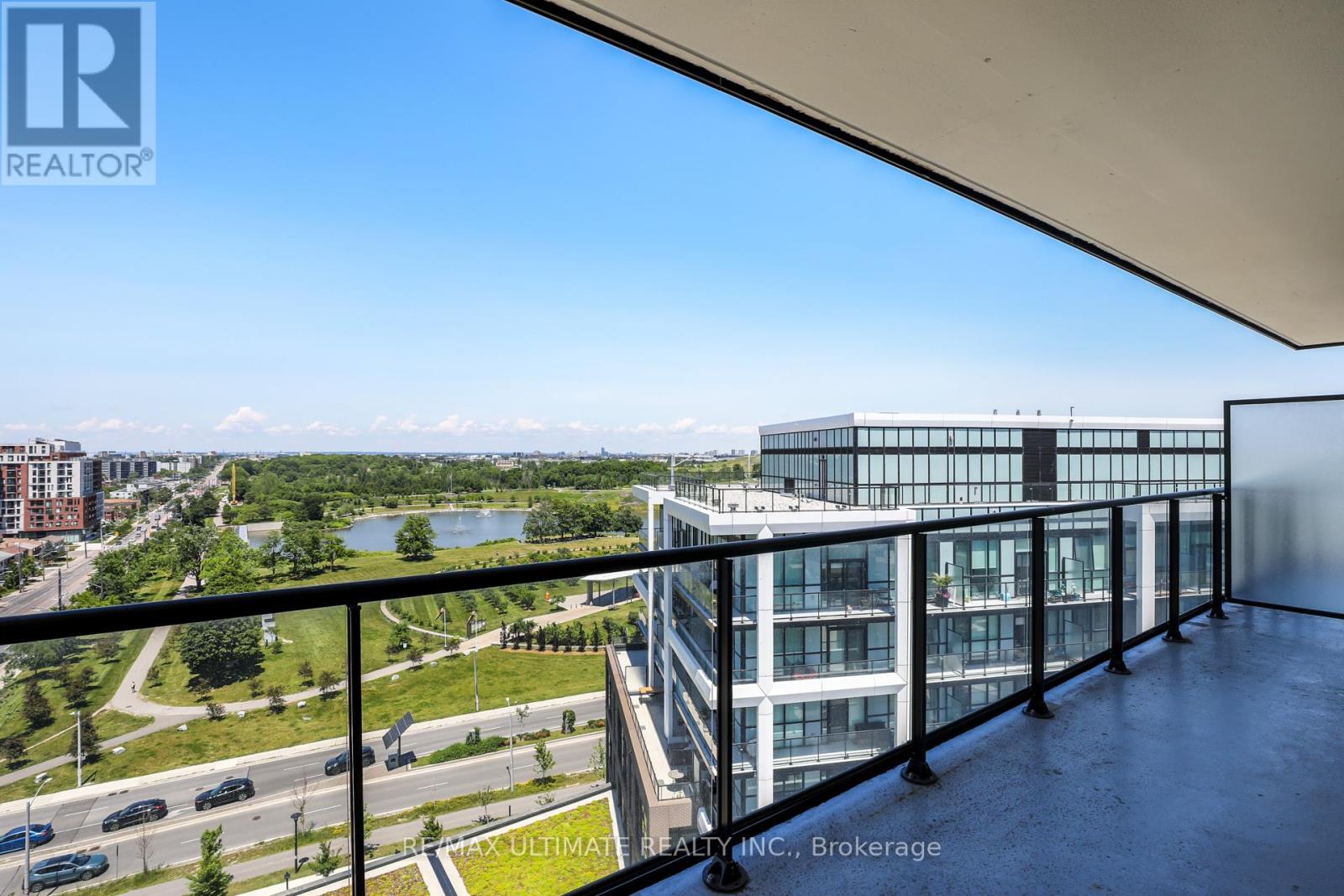 #906 50 GEORGE BUTCHART DRIVE - 27