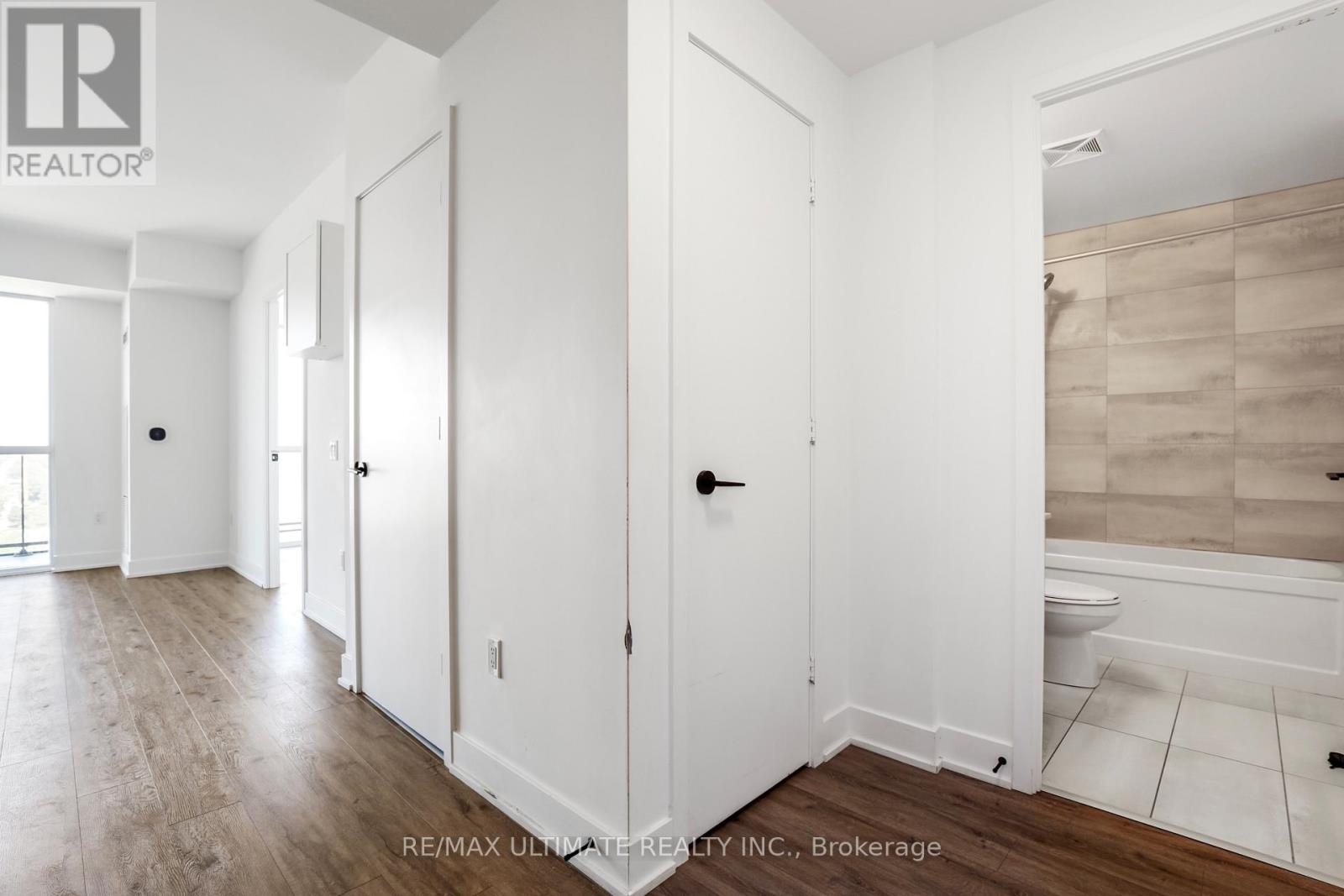#906 50 GEORGE BUTCHART DRIVE - 3