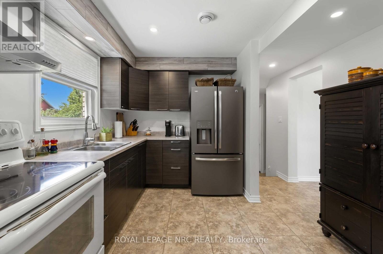 25 ST GEORGE COURT - 25