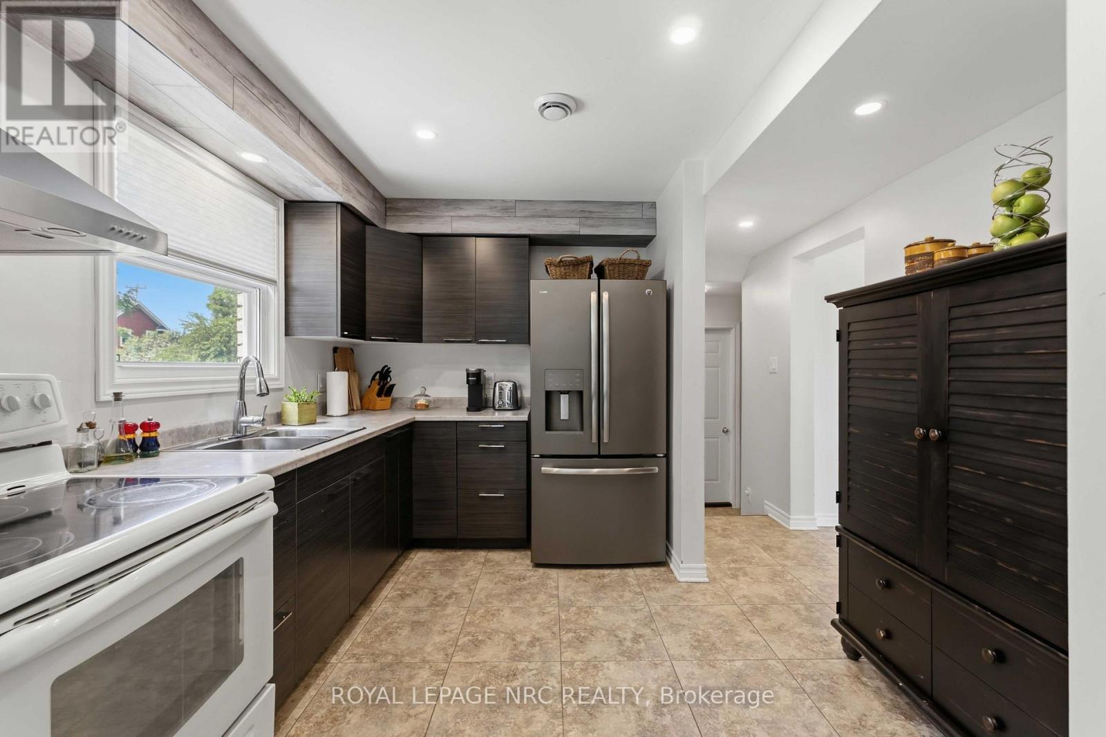 25 ST GEORGE COURT - 21
