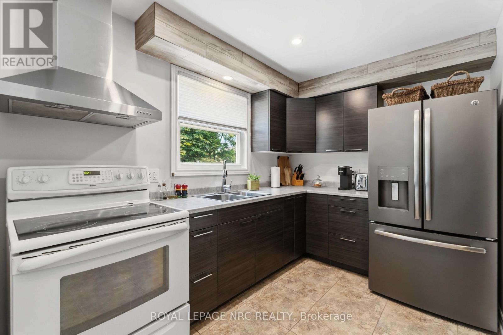 25 ST GEORGE COURT - 22