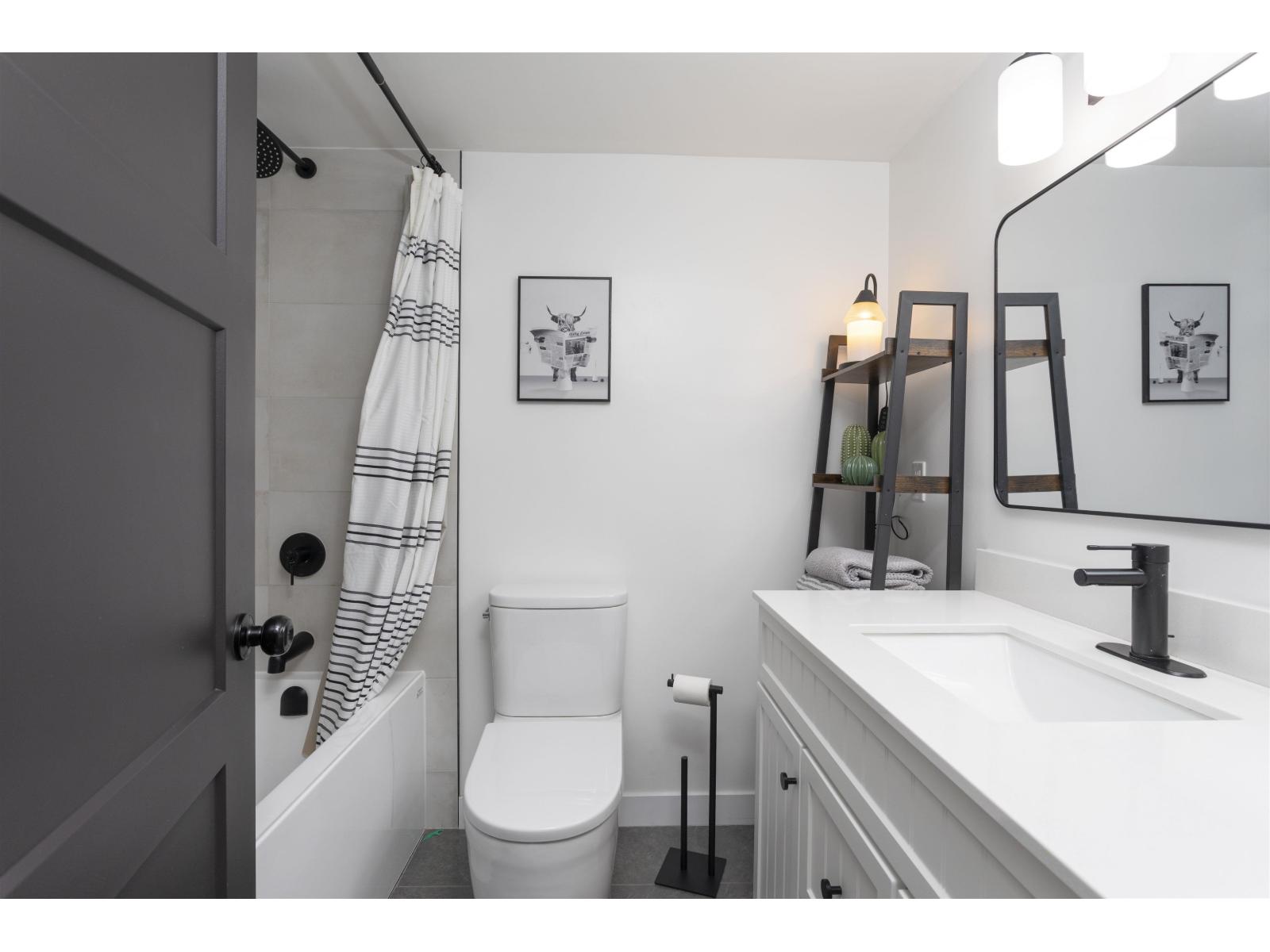 202 1381 MARTIN STREET, White Rock