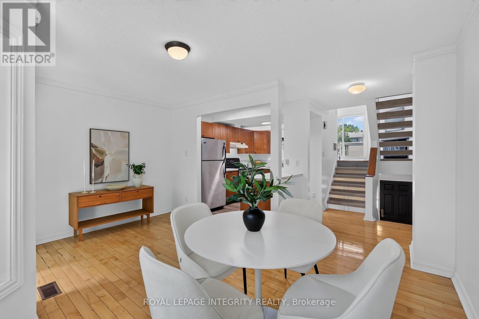Bright & beautiful dining room perfect for hosting